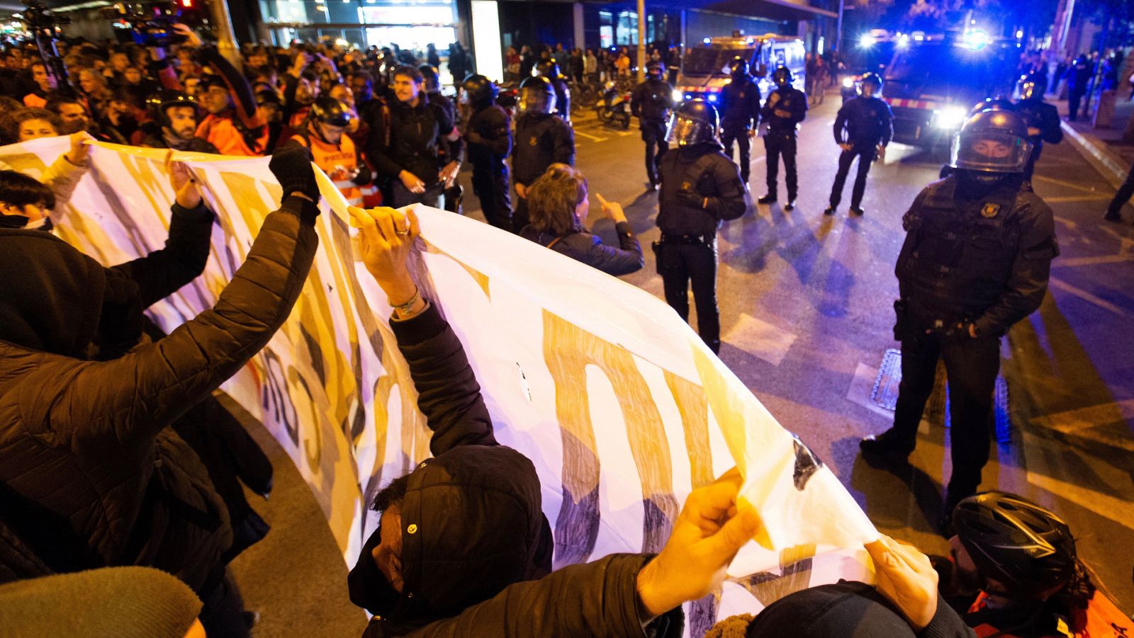 Un fuerte dispositivo policial controla a los manifestantes convocados por los CDR que intentan acceder a la Jefatura de Policía de Barcelona