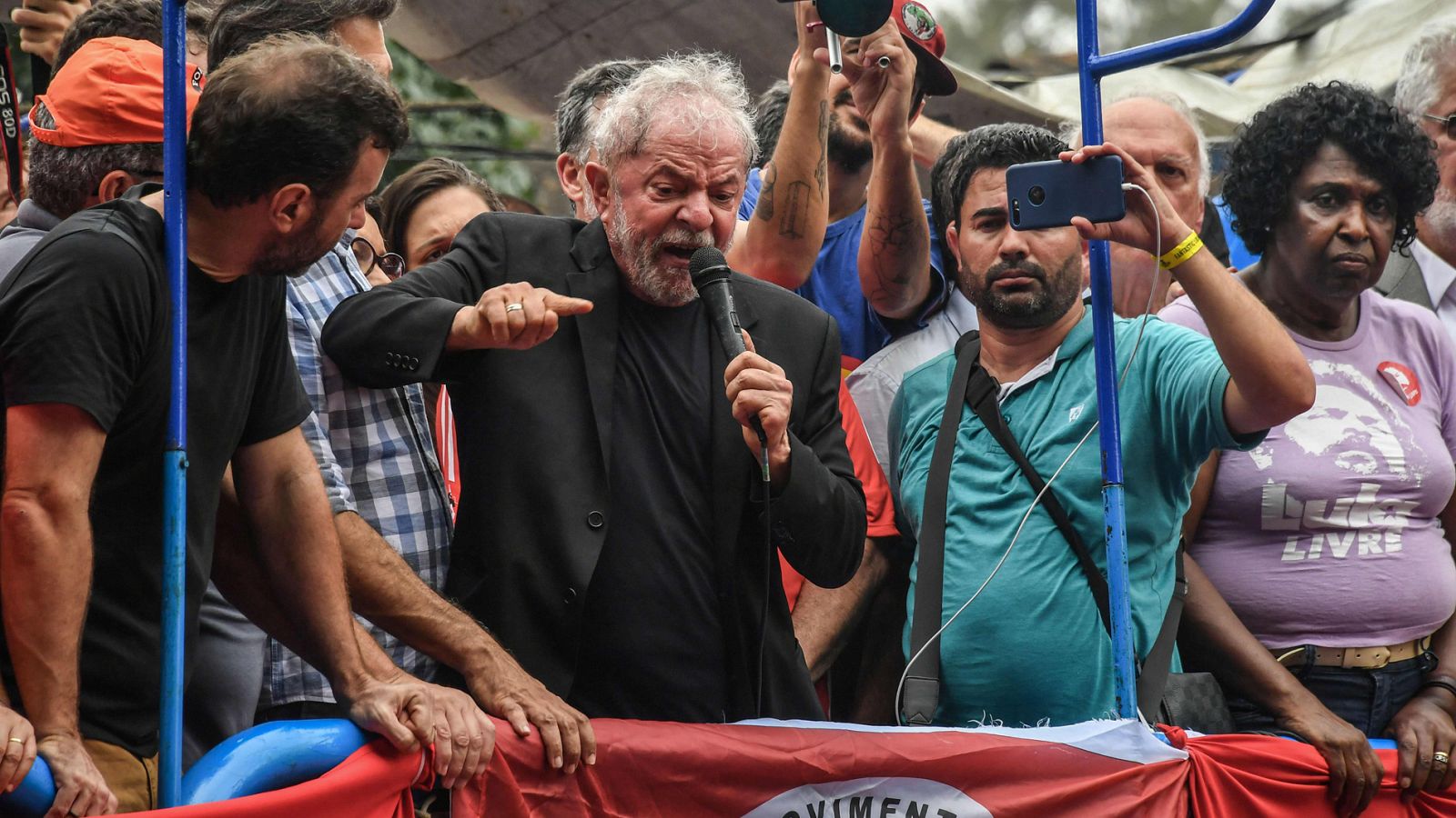 Lula carga contra Bolsonaro en su primer día en libertad