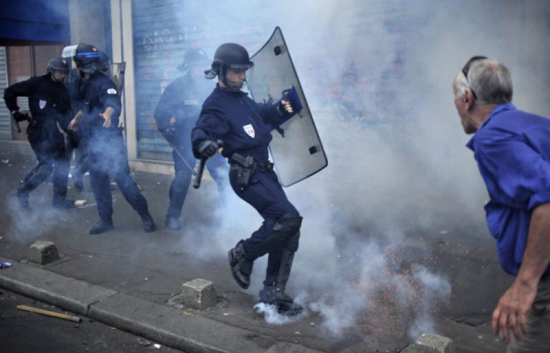 Queman más de 300 coches en París en disturbios previos a la fiesta nacional