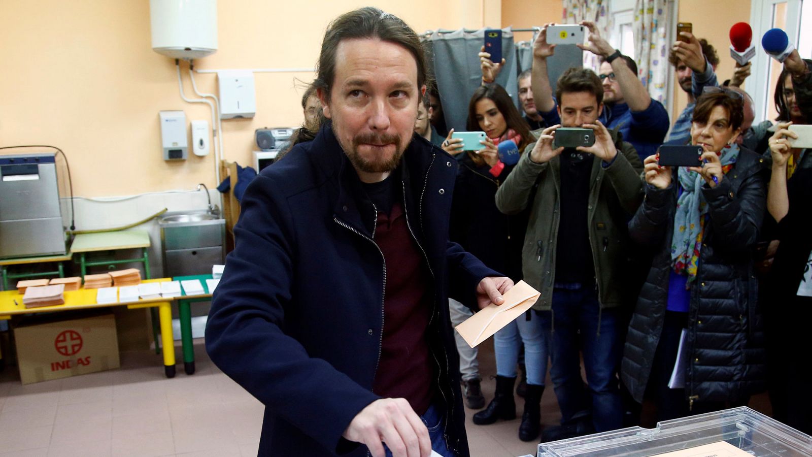 Elecciones Generales 2019 del 10N: Pablo Iglesias vota en un colegio de Galapagar - RTVE.es