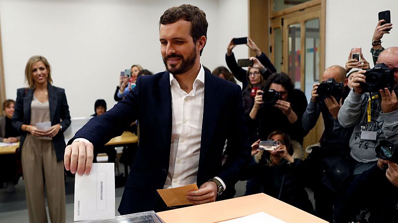Pablo Casado vota en el colegio del Pilar de Madrid