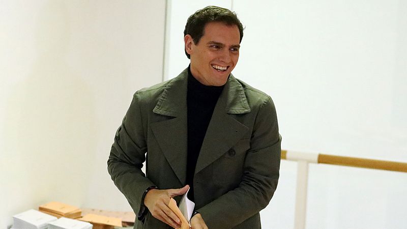 Rivera y Errejn votan a la misma hora en dos colegios electorales madrileos
