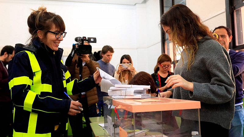 Millones de ciudadanos acuden a votar y confían en el "desbloqueo" político tras el 10N