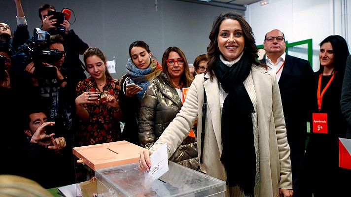 Arrimadas, increpada por varias personas en el colegio electoral que la llaman "fascista" y "facha"