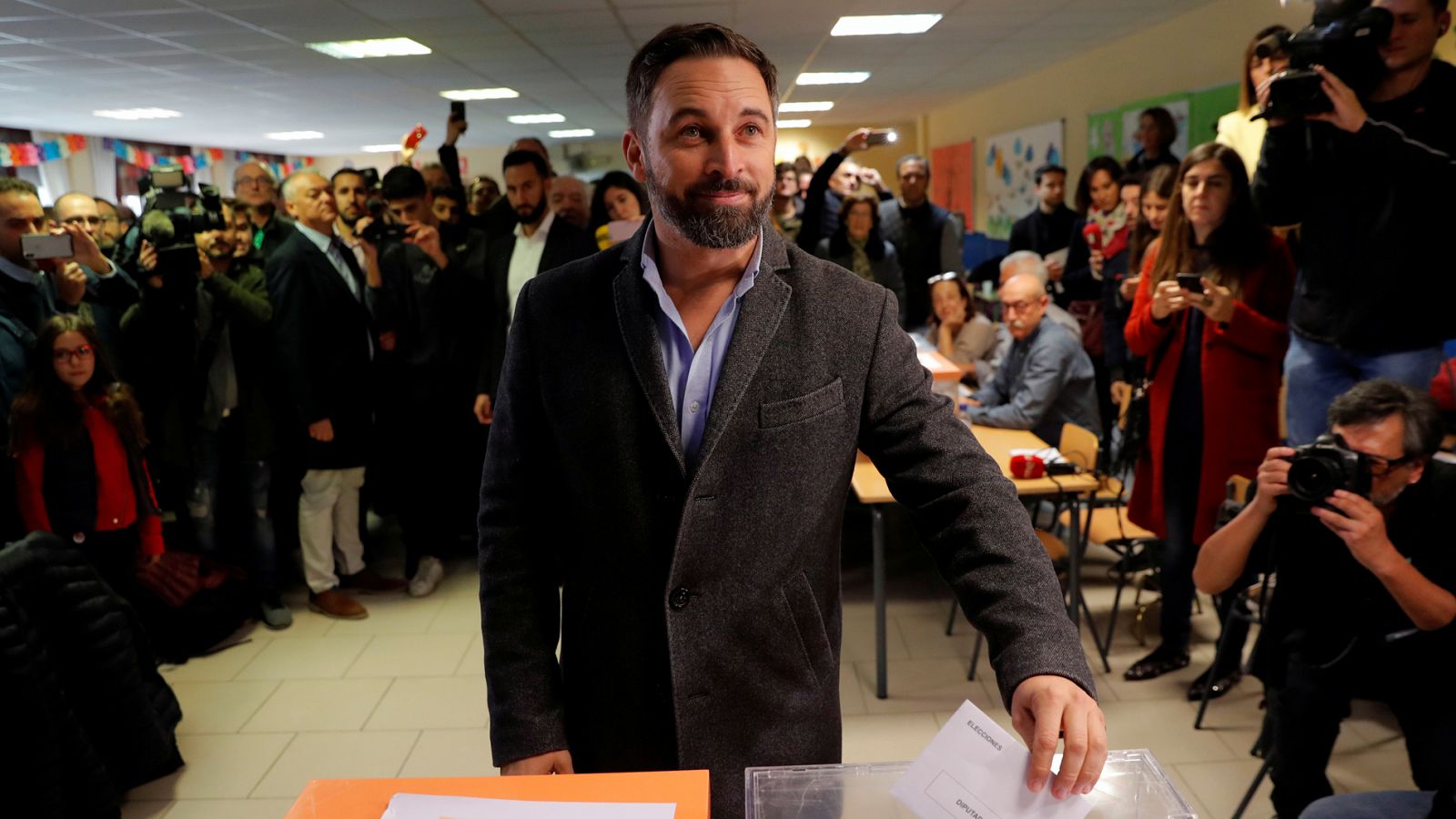 Elecciones generales: Abascal deposita su voto - RTVE.es