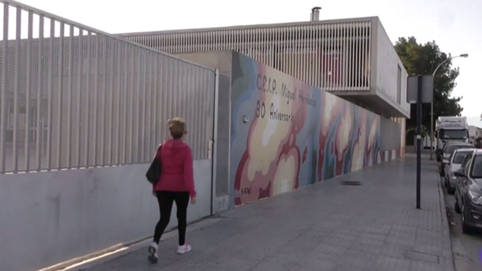 Así votan en el colegio electoral de Orihuela donde hace dos meses la gota fria inundó las aulas