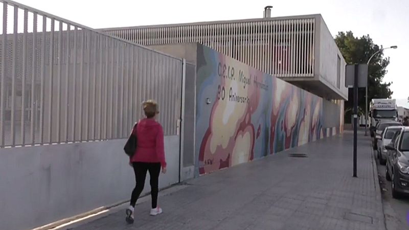 Así votan en el colegio electoral de Orihuela donde hace dos meses la gota fria inundó las aulas