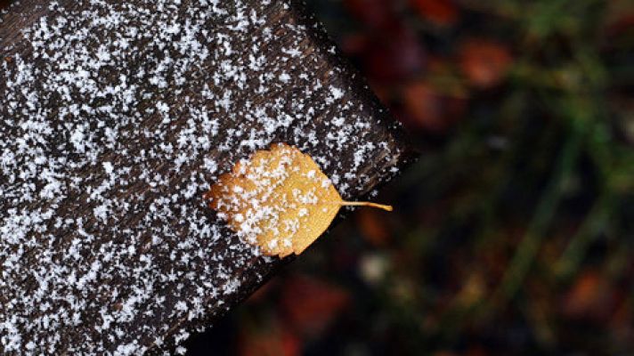 Diecisiete comunidades en alerta por viento, olas, lluvia o nieve