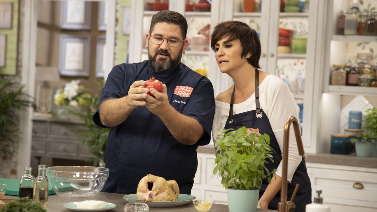 Hacer de comer - Paté de caballa en pan crujiente y pollo en cocotte - ver ahora