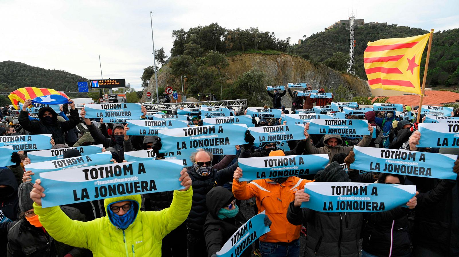 Tsunami democràtic | Indenpendentistas catalanes cortan el paso fronterizo de La Jonquera