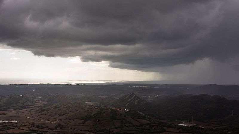 En Menorca, chubascos localmente fuertes y persistentes y viento fuerte a muy fuerte - ver ahora 