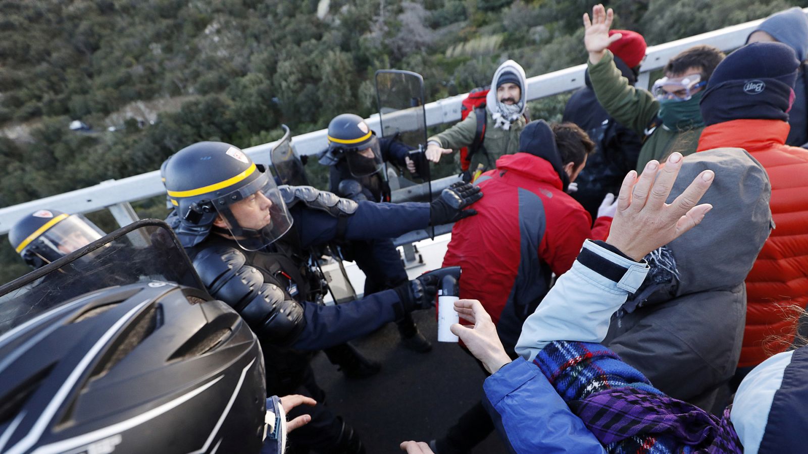 Cataluña: Los antidisturbios franceses empiezan a desalojar a los manifestantes independentistas que bloquean La Jonquera - RTVE.es