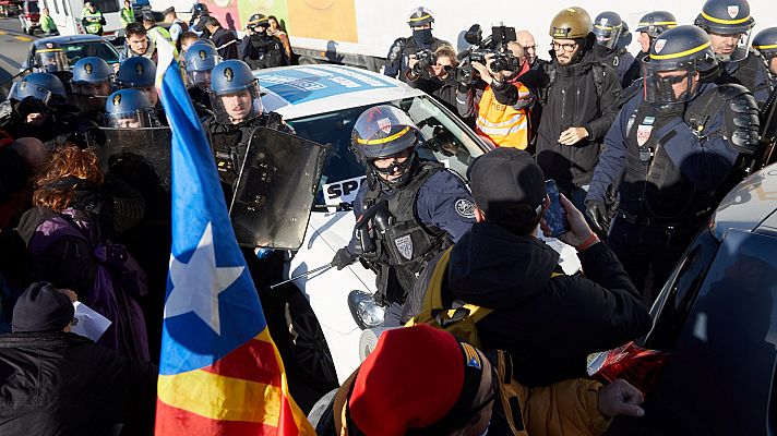 Telediario 1 - La policía francesa empieza a desalojar a los independentistas que bloquean La Jonquera