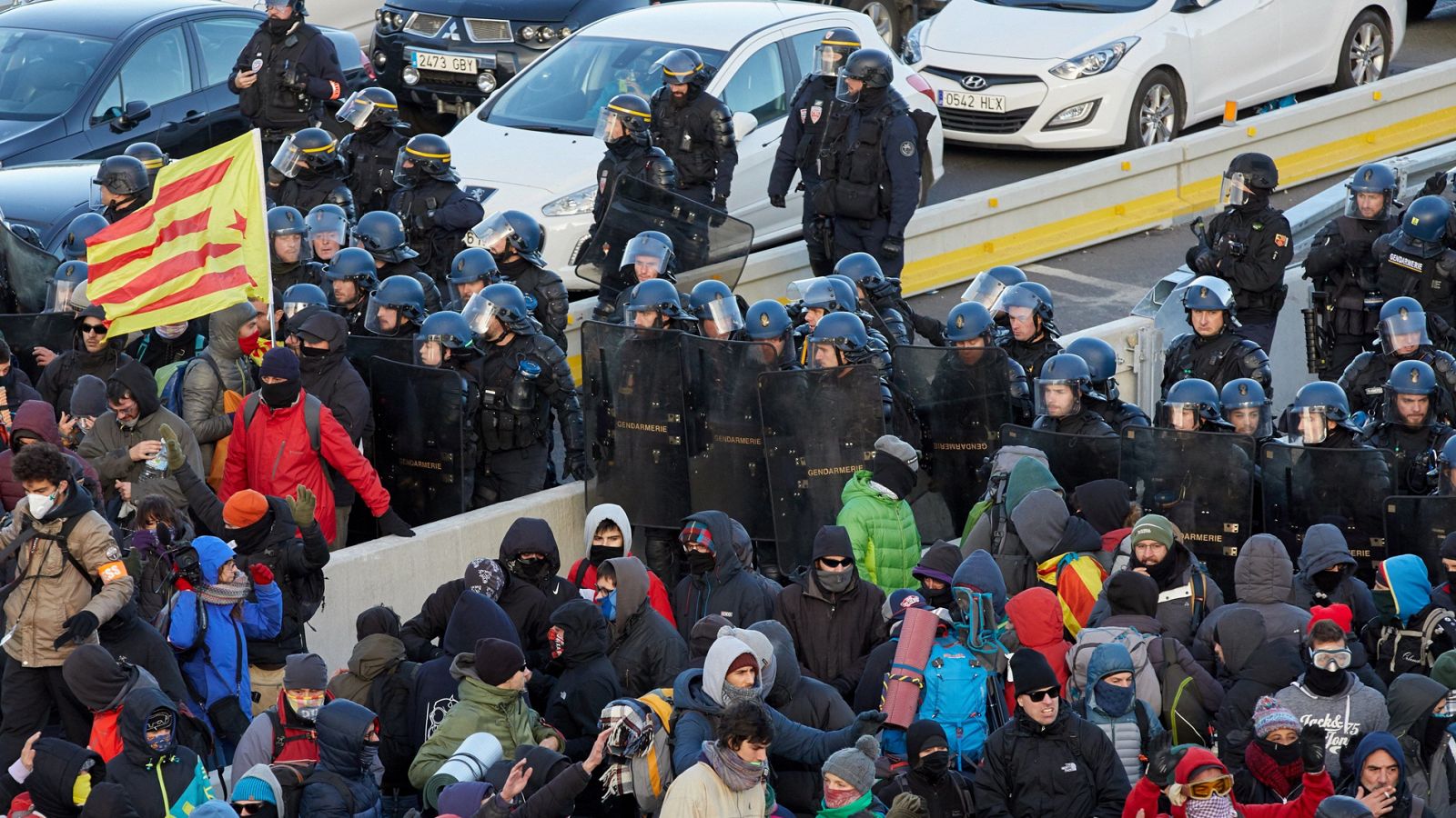 Cataluña: Los transportistas se quejan del trastorno que causa el bloqueo de la AP-7 a su trabajo - RTVE.es