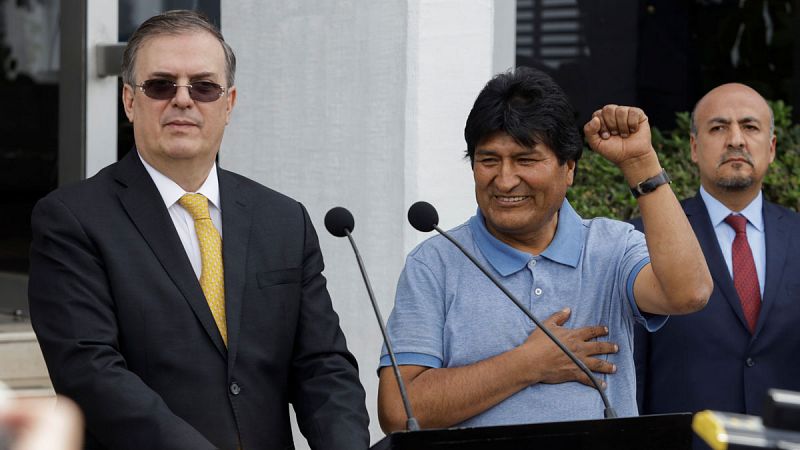 Evo Morales llega a México como asilado tras un largo "periplo"