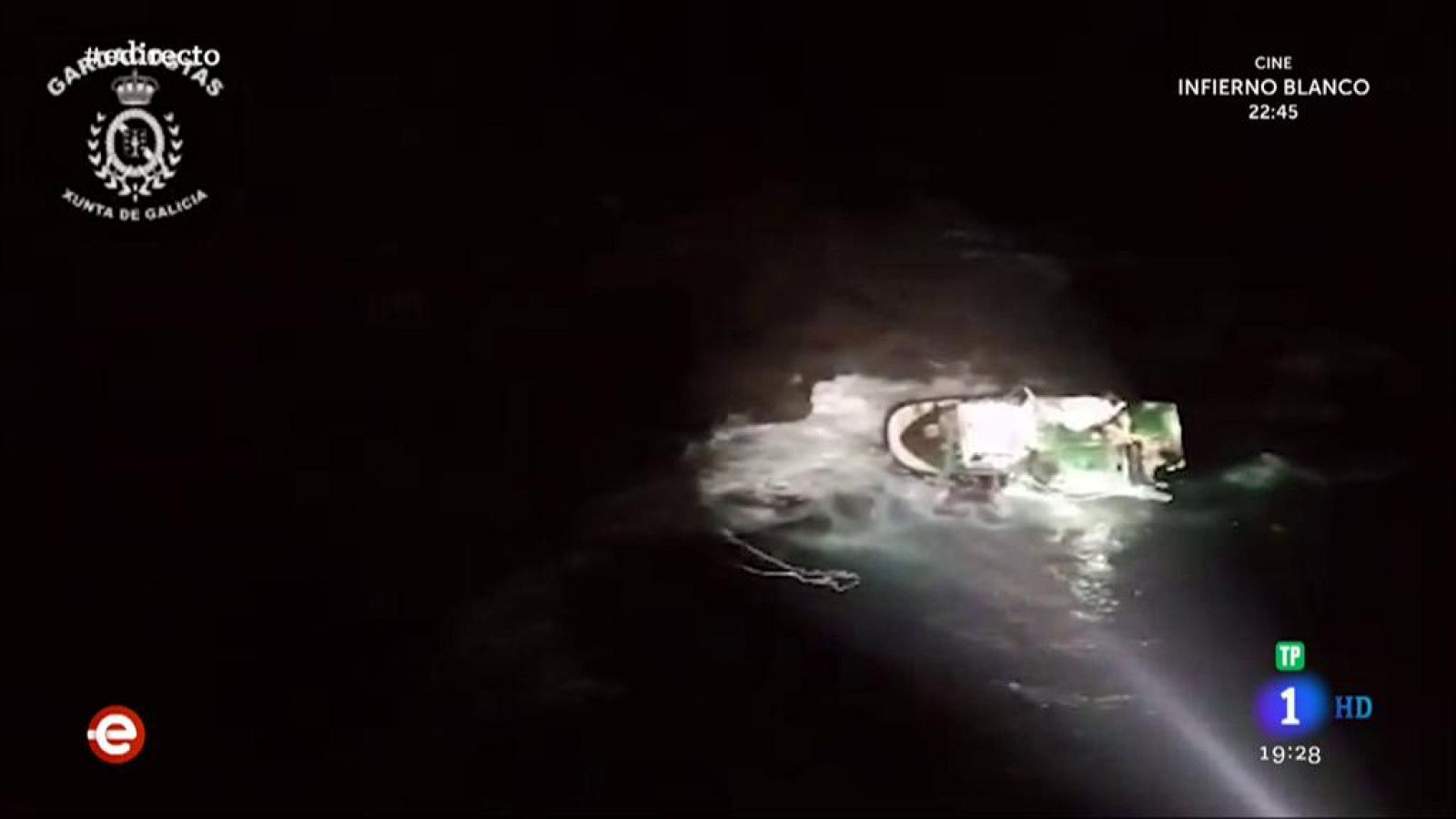 Un tripulante fallecido tras encallarse un barco pesquero en la Costa de Castro de Baroña, A Coruña - España Directo | Ver