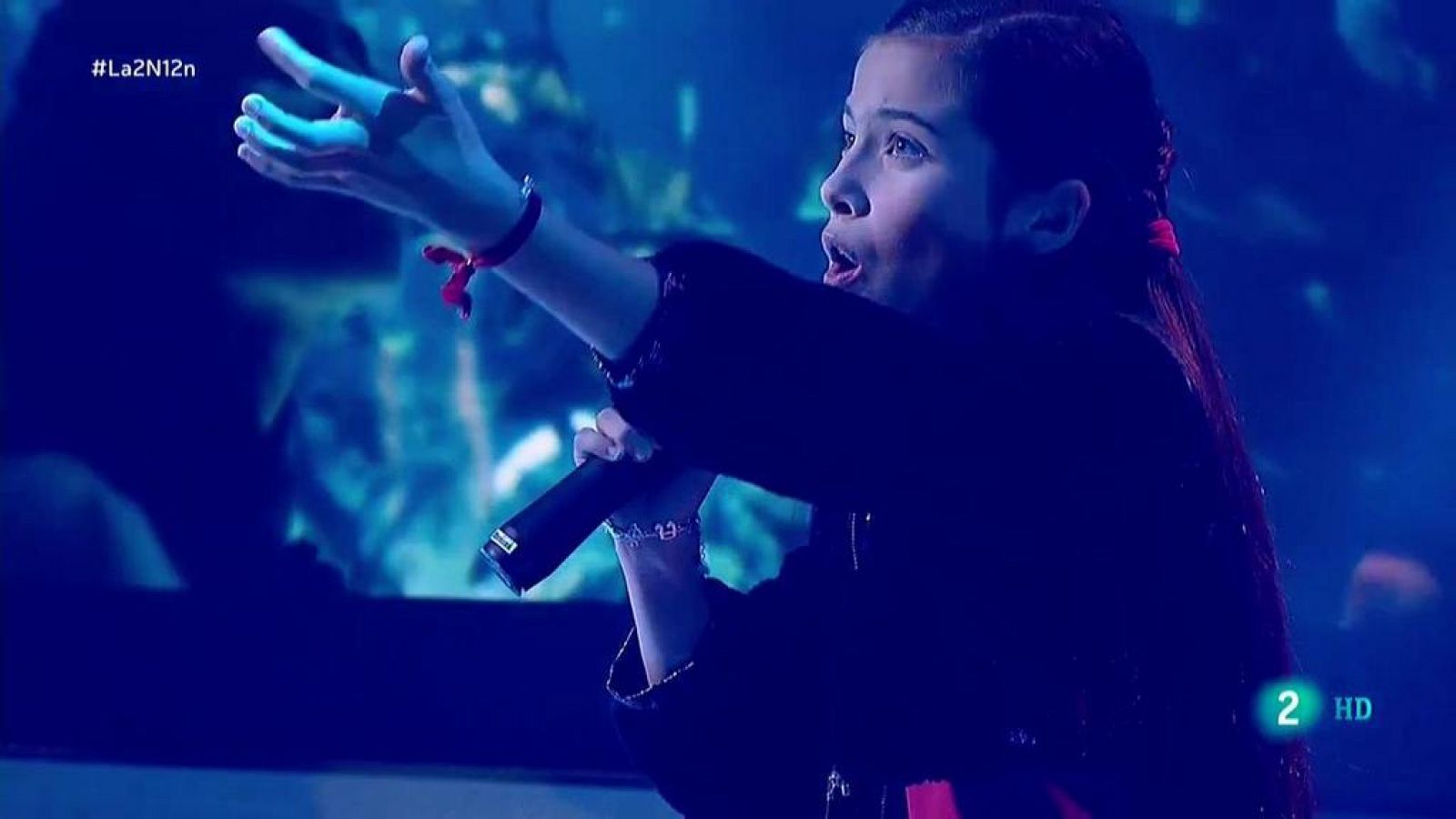 La 2 Noticias - Melani, candidata de Eurovisión Junior, canta en directo "Marte"