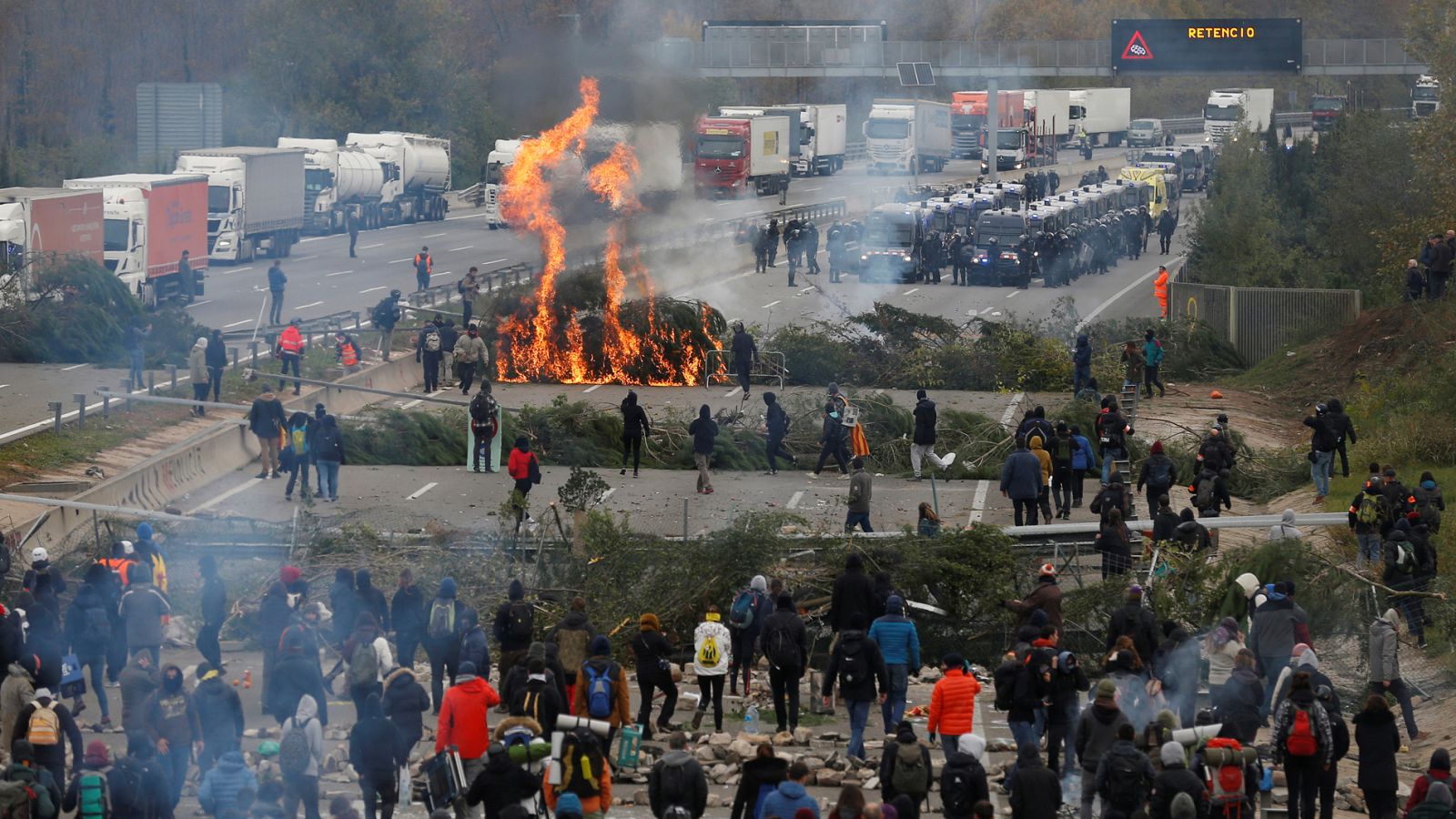 Los Mossos comienzan a desalojar a los manifestantes de la AP-7, tras una noche con cientos de vehículos atrapados