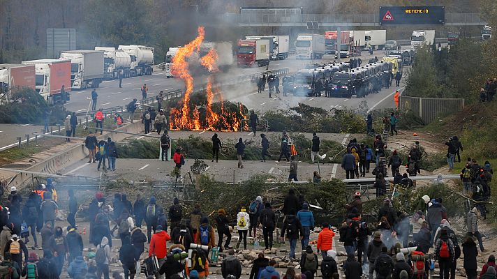 Los Mossos comienzan a desalojar a los manifestantes de la AP-7