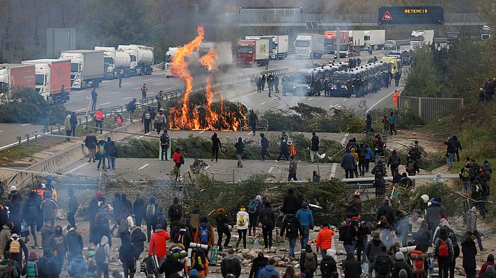 Los desayunos - Los Mossos comienzan a desalojar a los manifestantes de la AP-7