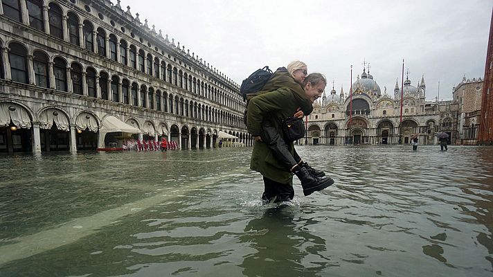 Venecia sufre su peor inundación desde 1966