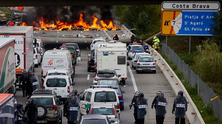 Los Mossos desalojan a los manifestantes de la AP-7 