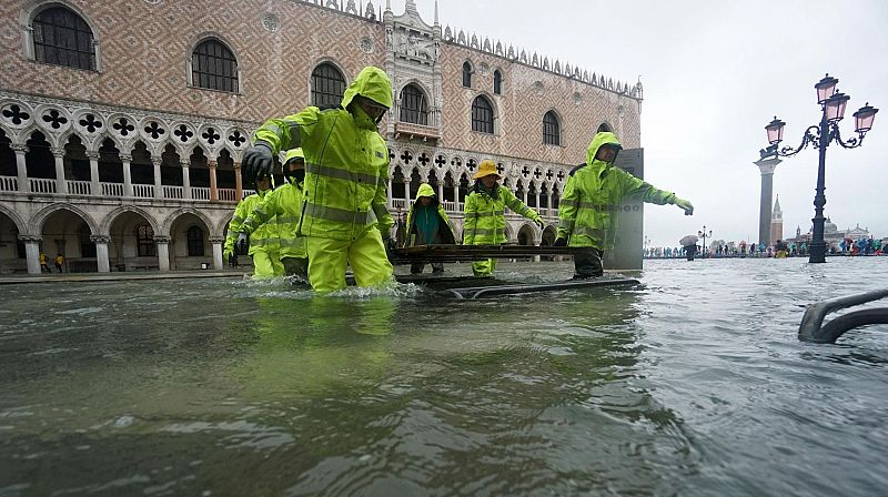 El agua ahoga y anega Venecia en las peores inundaciones desde 1966