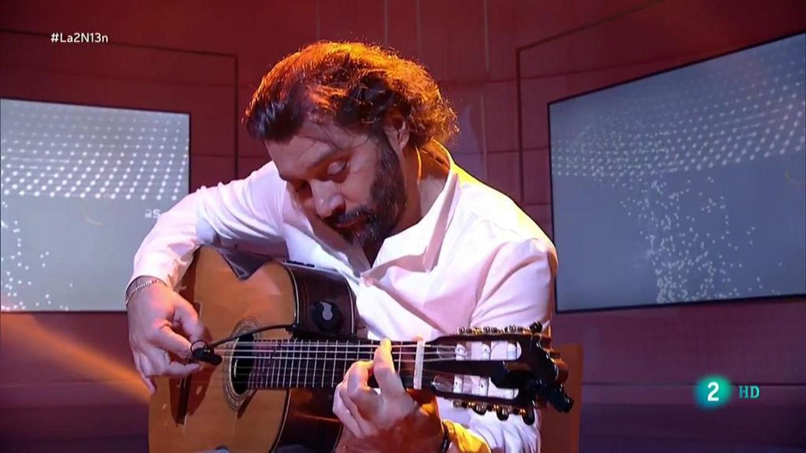 Josemi Carmona toca "Tía Marina Habichuela" en La 2 Noticias