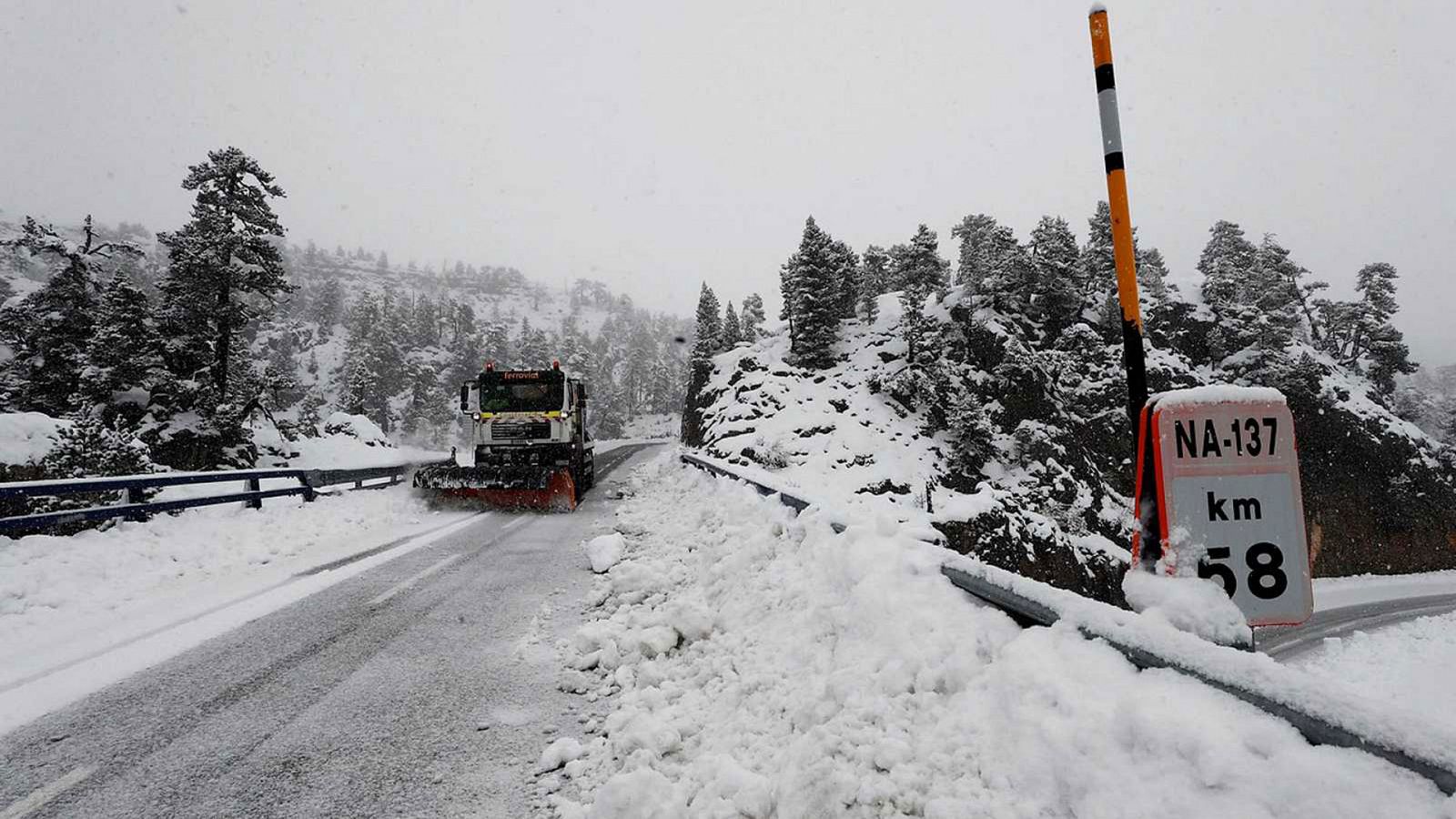 La nieve dificulta el tráfico en numerosas carreteras del centro y norte peninsular