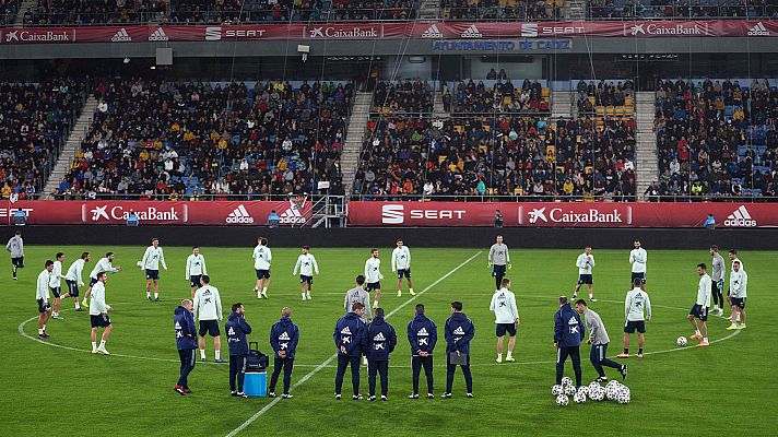 El público de Cádiz anima a la selección en el entrenamiento