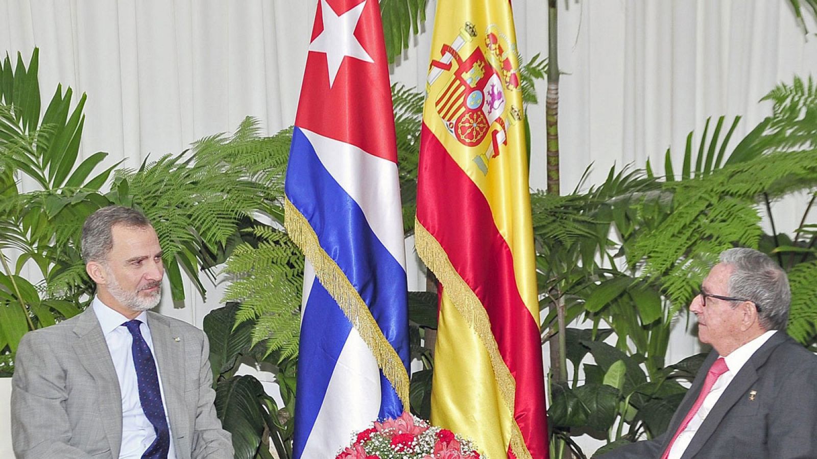 Los reyes finalizan su visita a Cuba con una reunión sorpresa de Felipe VI con Raúl Castro - Informativo 24h | Ver