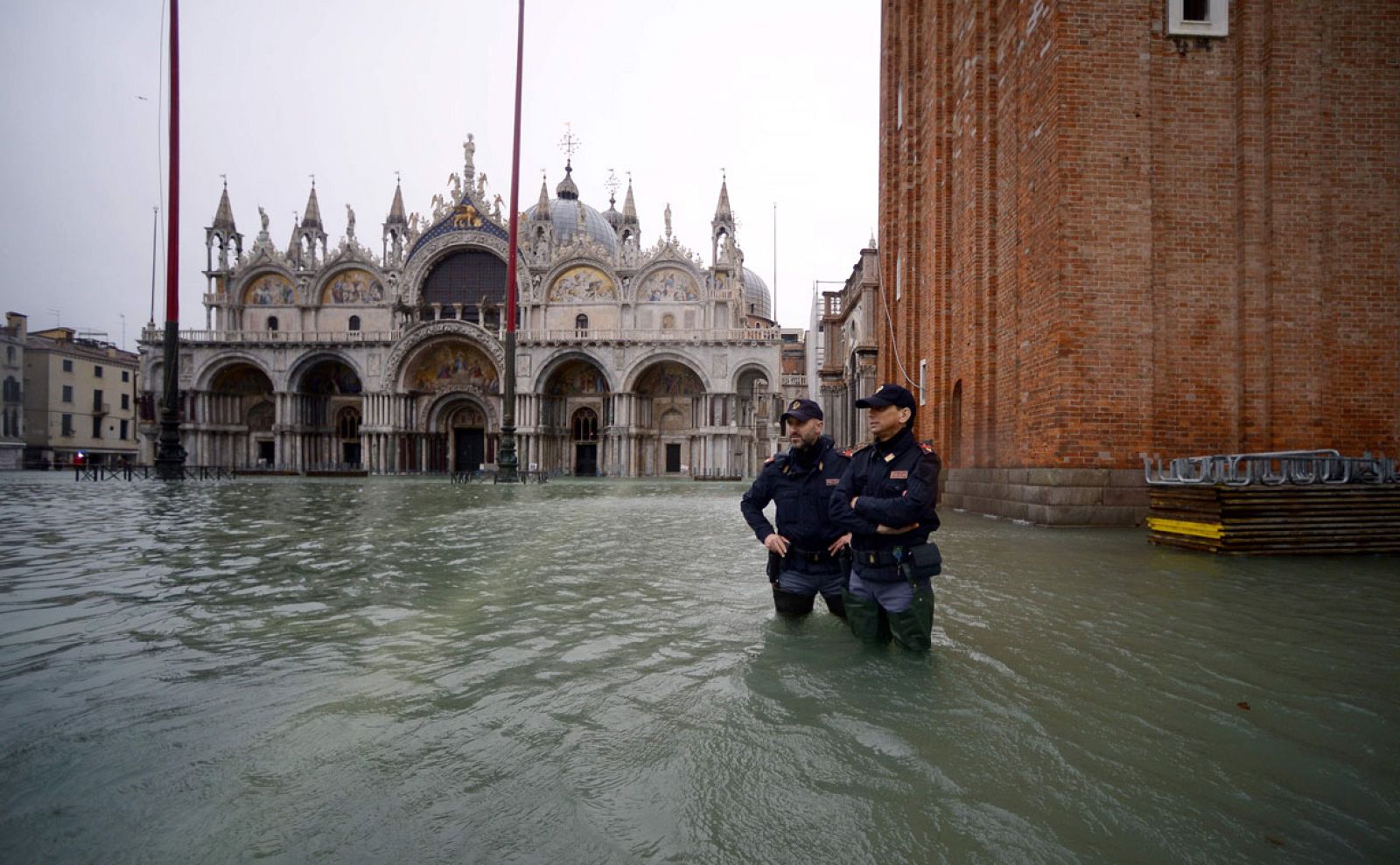 La plaza de san Marcos se encuentra sumergida bajo medio metro de agua debido a la marea alta