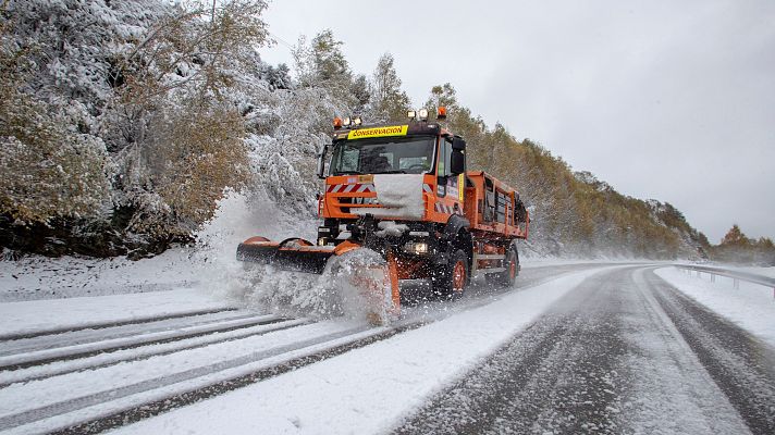 Telediario 1 - El temporal de nieve dificulta el tráfico en 112 carreteras