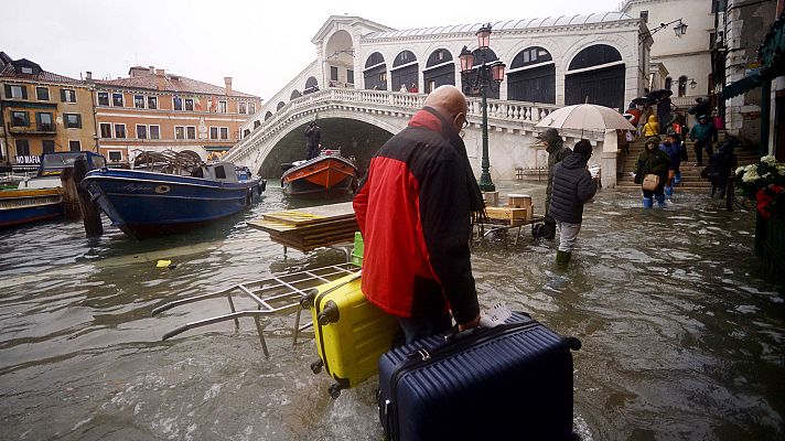 Desciende el nivel del agua en Venecia