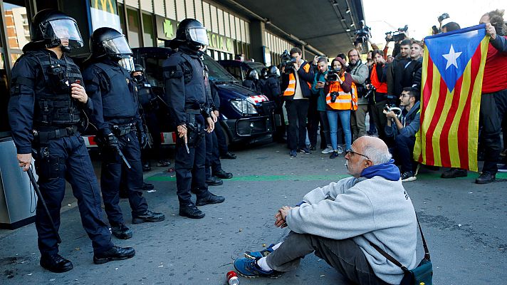 Telediario 1 - Los Mossos frustran el intento de los CDR de bloquear la circulación de trenes en Barcelona