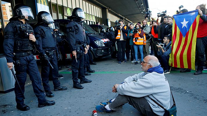 Los Mossos frustran el intento de los CDR de bloquear la circulación de trenes en Barcelona