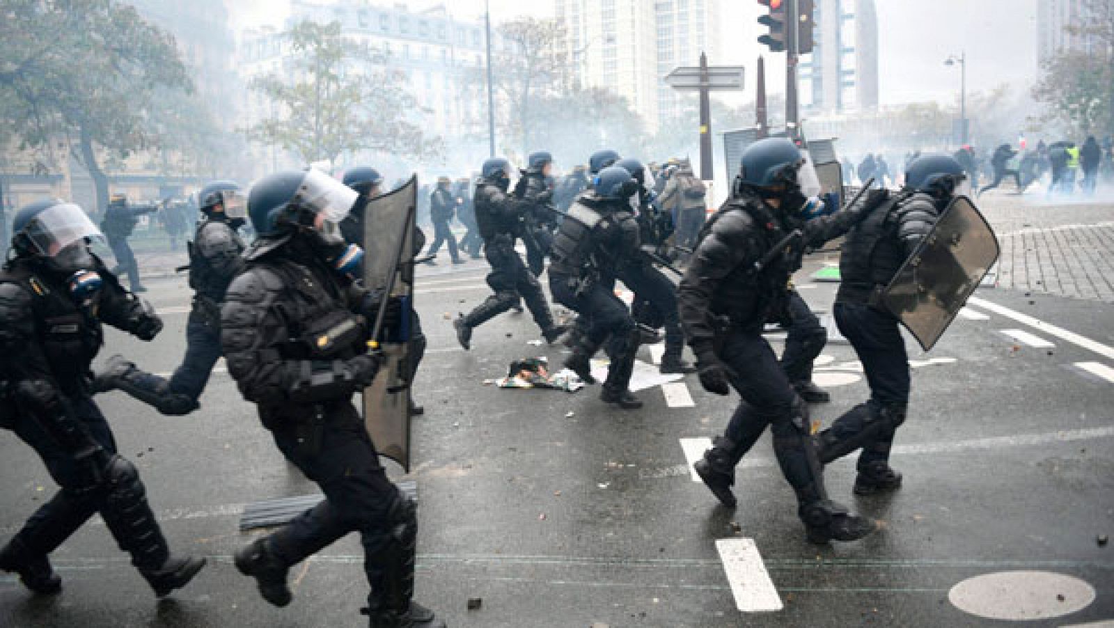 Protestas 'chalecos amarillos': Altercados en las calles de París en el primer aniversario del movimiento