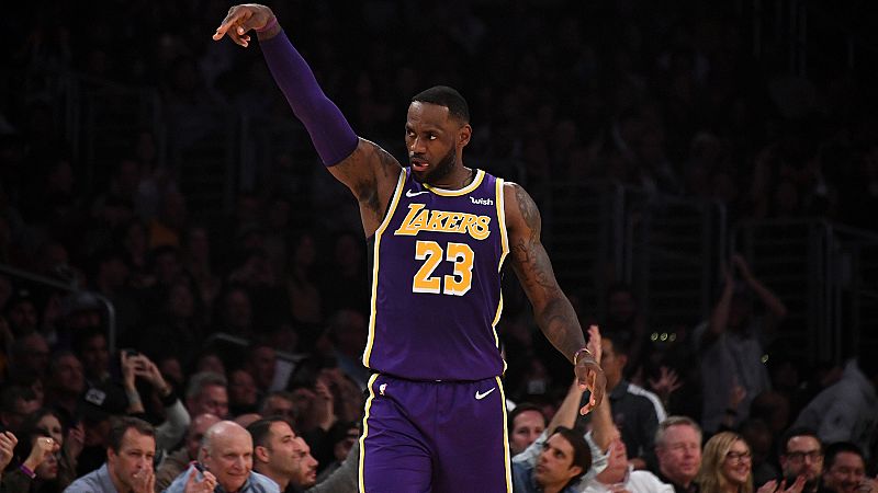 LeBron James lleva a los Lakers a lo más alto