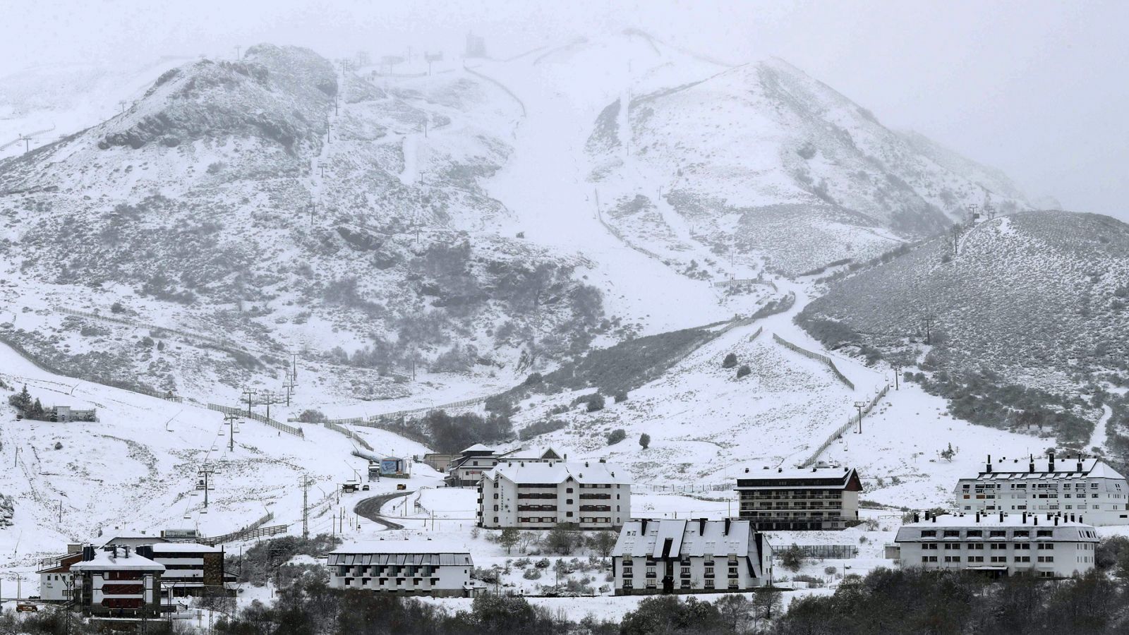 El frente que ha azotado el norte peninsular con nevadas empieza a remitir