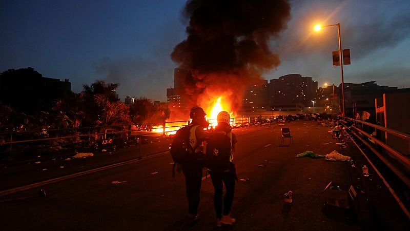 Duros enfrentamientos entre los manifestantes y la Policía en Hong Kong