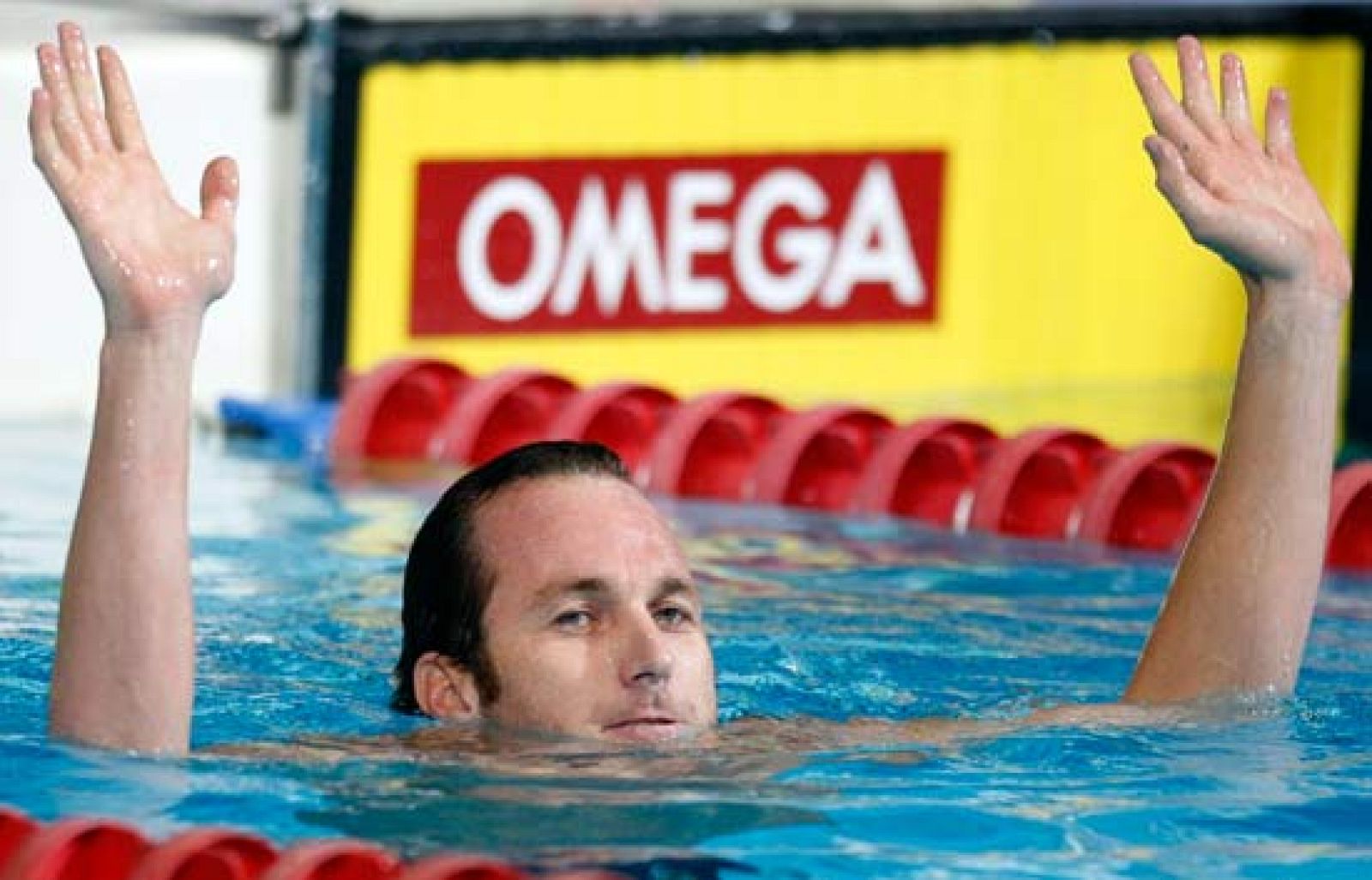 Aaron Peirsol consiguió al batir en los Campeonatos de Estados Unidos el récord mundial de los 100 metros espalda (51,94"), superando la marca que había establecido el español Aschwin Wildeboer el pasado 1 de julio (52.38"). 