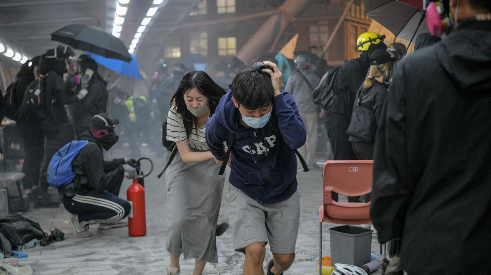Al menos 38 heridos en los disturbios entre policía y manifestantes en la Universidad de Hong Kong 