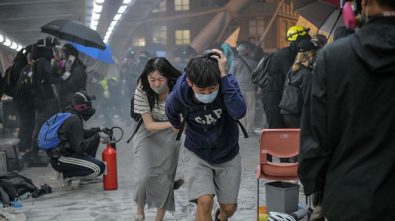 Al menos 38 heridos en los disturbios entre policía y manifestantes en la Universidad de Hong Kong 
