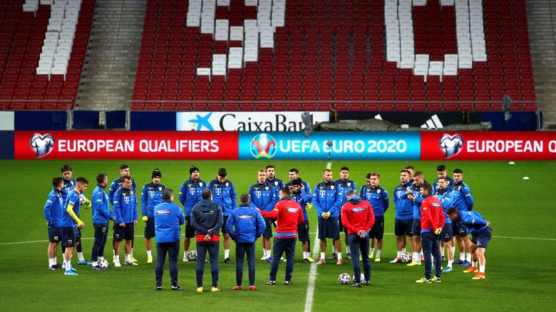 La selección rumana llega algo desanimada tras su derrota clave en Bucarest frente a Suecia, donde se jugaban sus opciones de finalizar segundos de grupo.