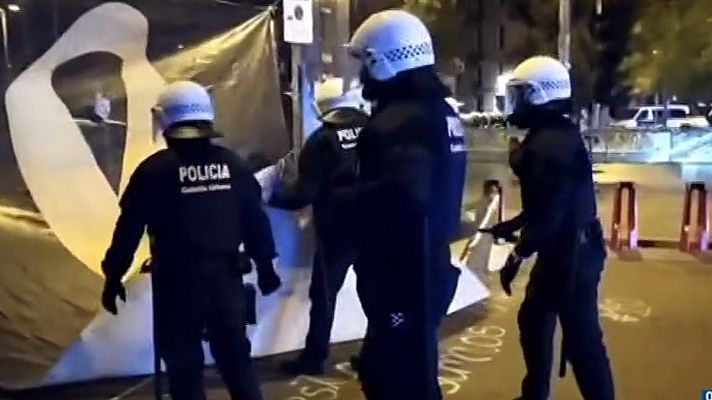 Telediario 1 - La Guardia Urbana desaloja Plaza Universitat
