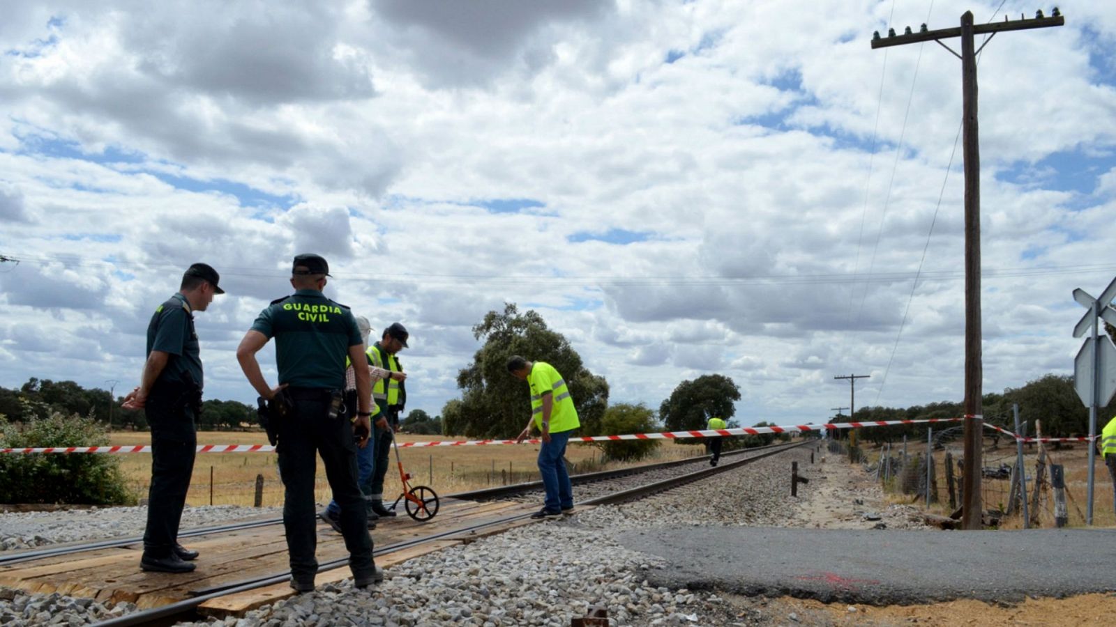 Dos personas mueren en Manzanares al arrollar un tren la furgoneta en que viajaban - RTVE.es