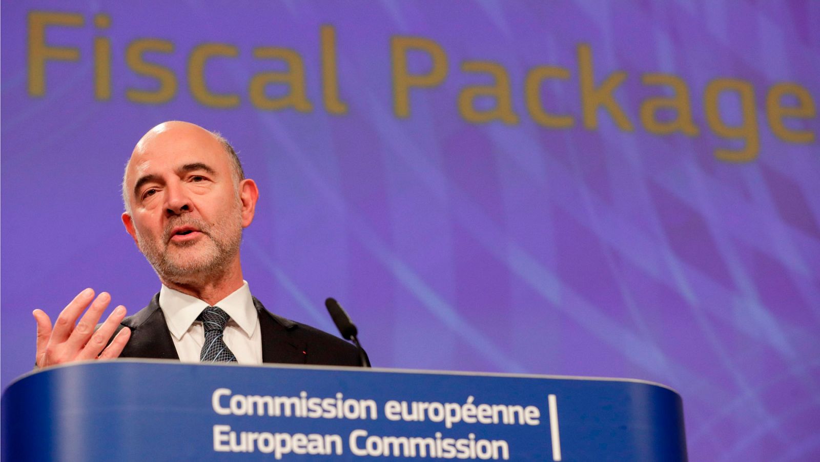 El comisario europeo de Asuntos Económicos y Monetarios, Pierre Moscovici, recomienda a los países con una "deuda pública alta" como España, Portugal y Bélgica, que apliquen "medidas presupuestarias prudentes" e intenten potenciar el crecimiento.