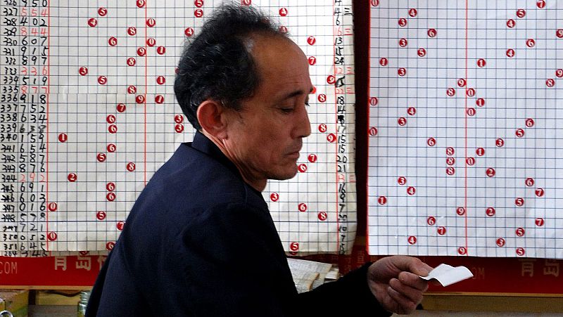 China juega 4.000 millones de euros a la Lotera de papel al mes