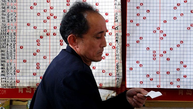 China juega 4.000 millones de euros a la Lotería de papel al mes