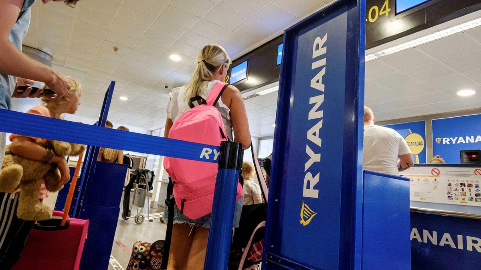 Telediario 1: Condenan a Ryanair por cobrar un un suplemento "abusivo" a una pasajera por llevar bolso y maleta | RTVE Play